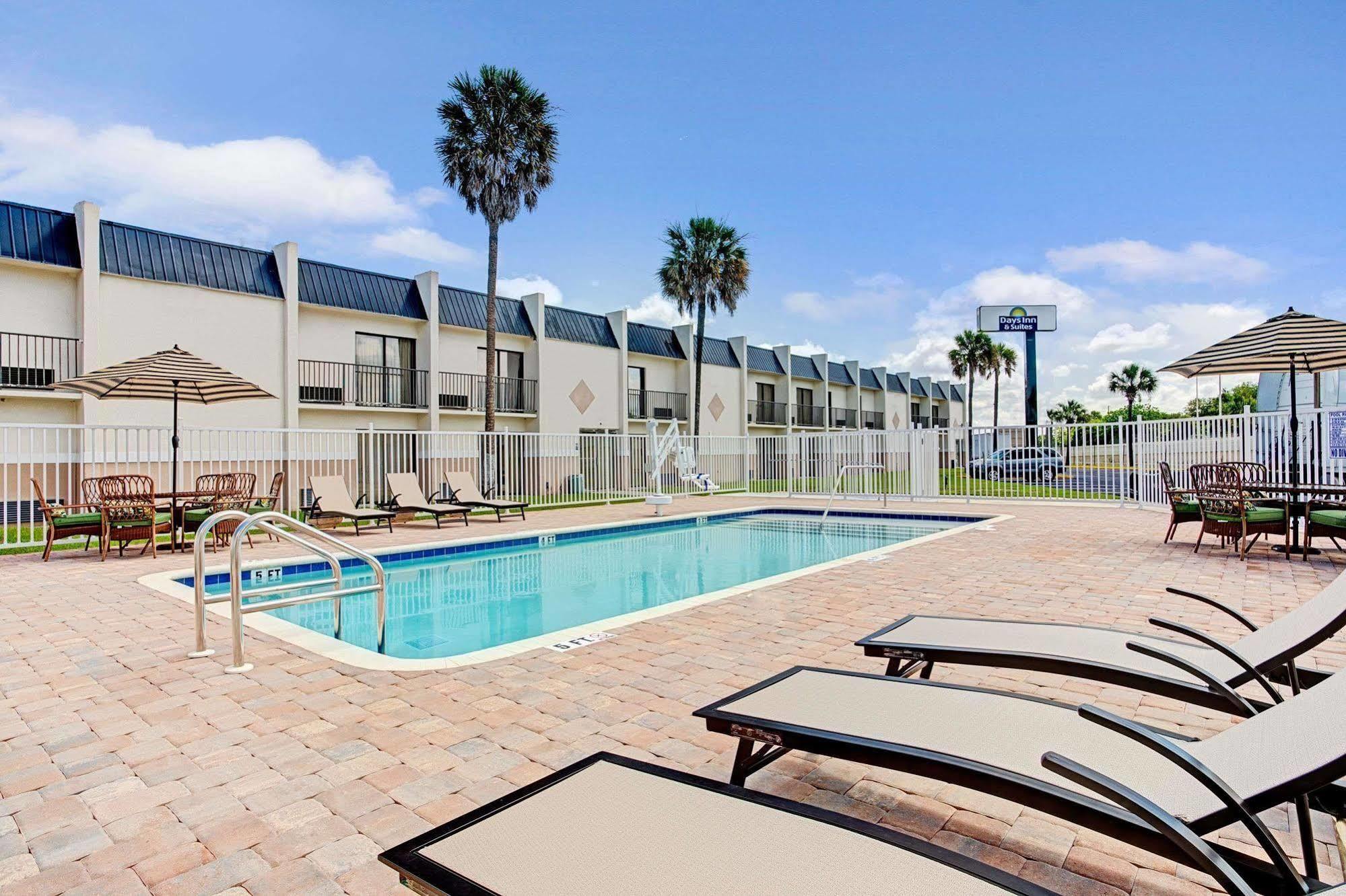 Days Inn & Suites By Wyndham Tampa - Ybor City Exterior photo