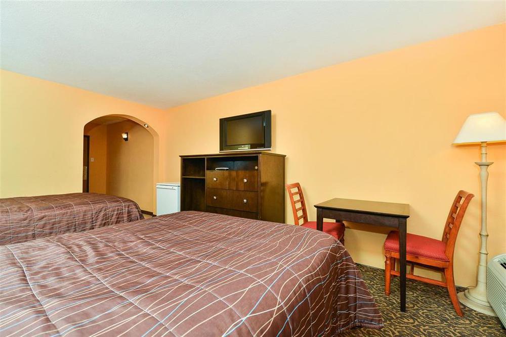 Days Inn & Suites By Wyndham Tampa - Ybor City Room photo